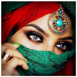 MANDALE KOBIETA Z CHUSTĄ...